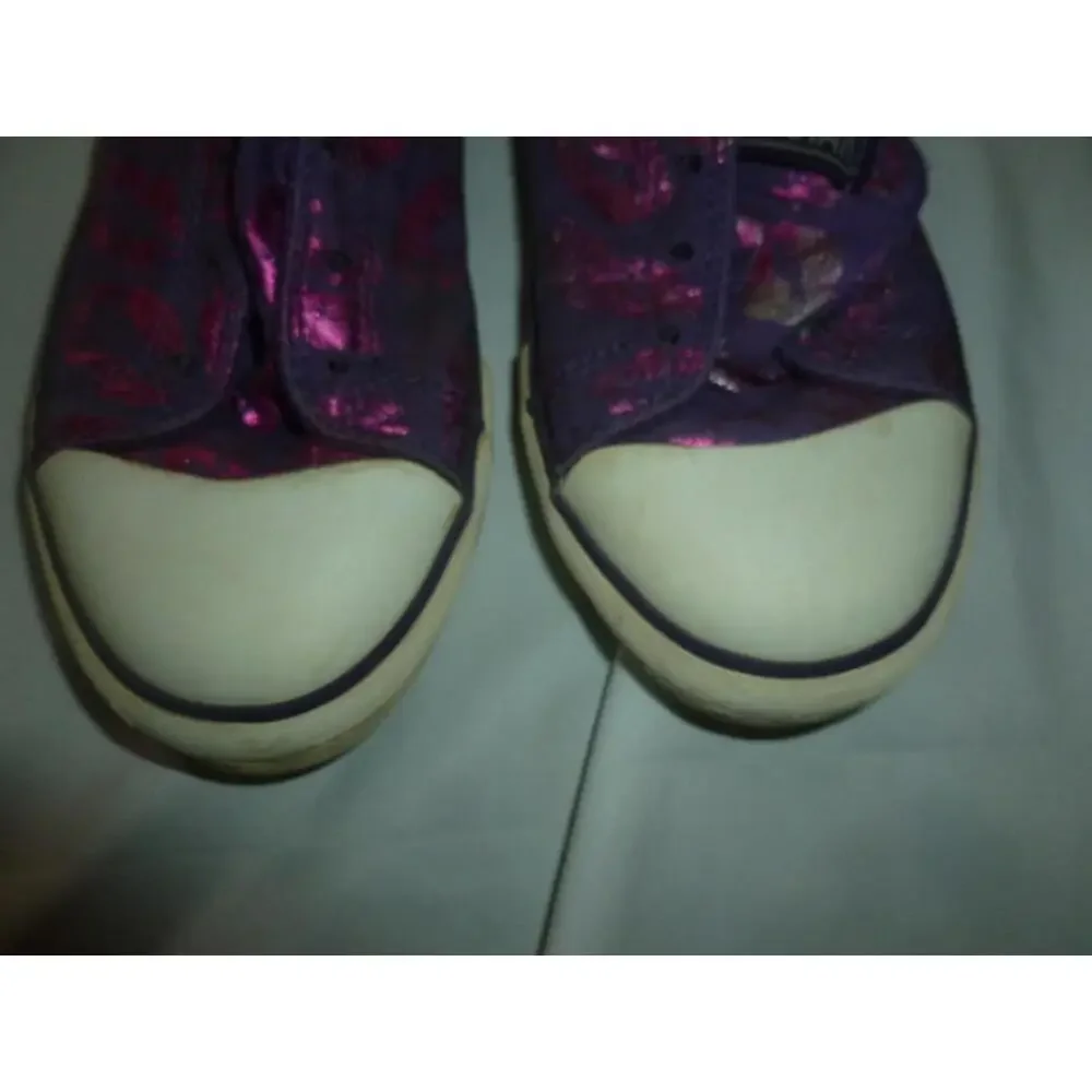 CONVERSE All Star‎ Kisses Lipstick Low-Top Canvas Sneaker sz 2 KIDS
